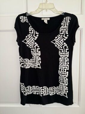 White House Black Market Black Tee with White Geometric Border